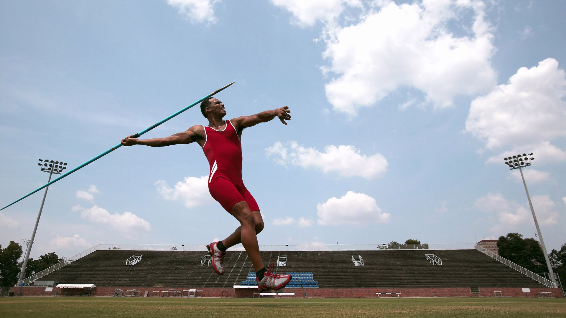 “华金·托比利亚的敏捷防守与精准传球,为美洲狮队带来重要胜利”